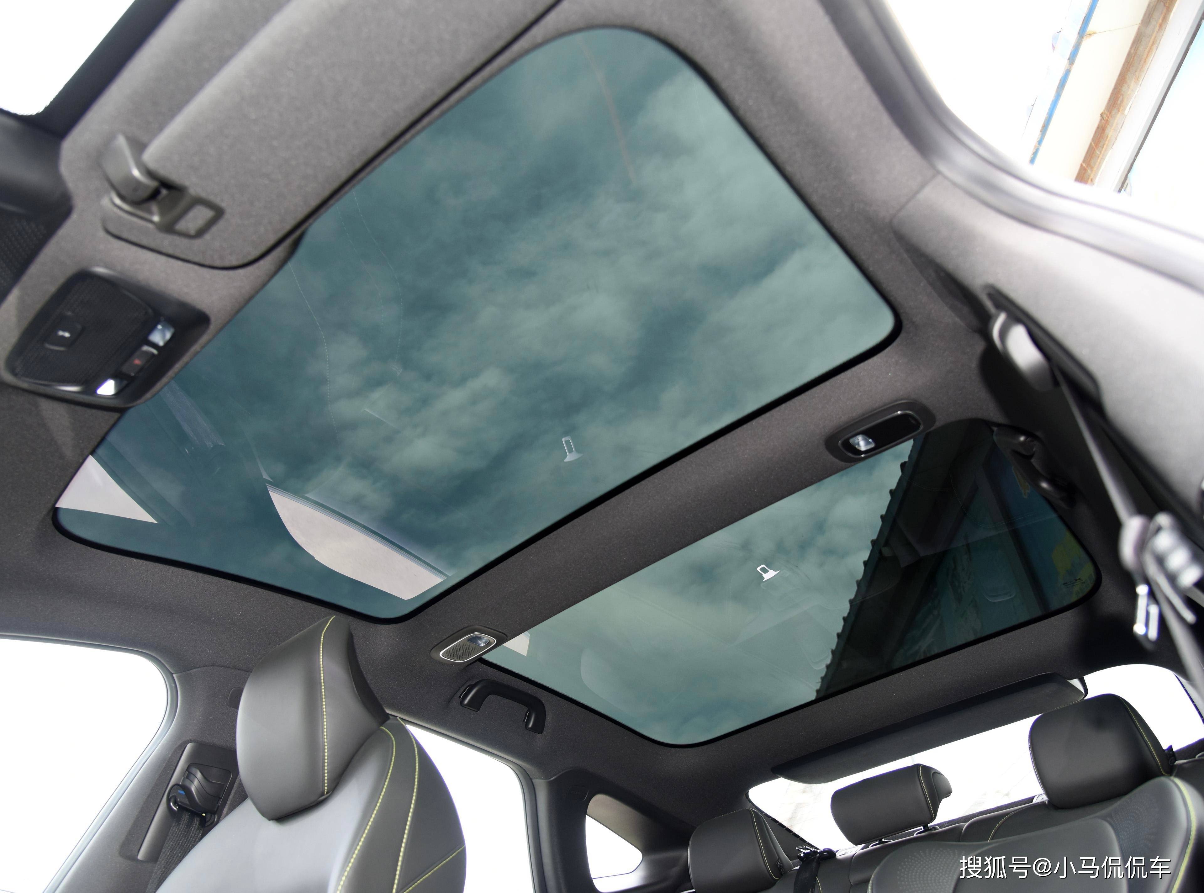 很多人都说汽车的天窗不实用,一年也打开不了几次.