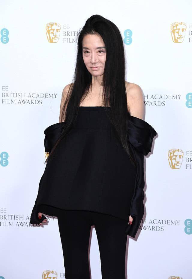 王薇薇的身材纤细有致,平直的肩膀线条增加了身上的