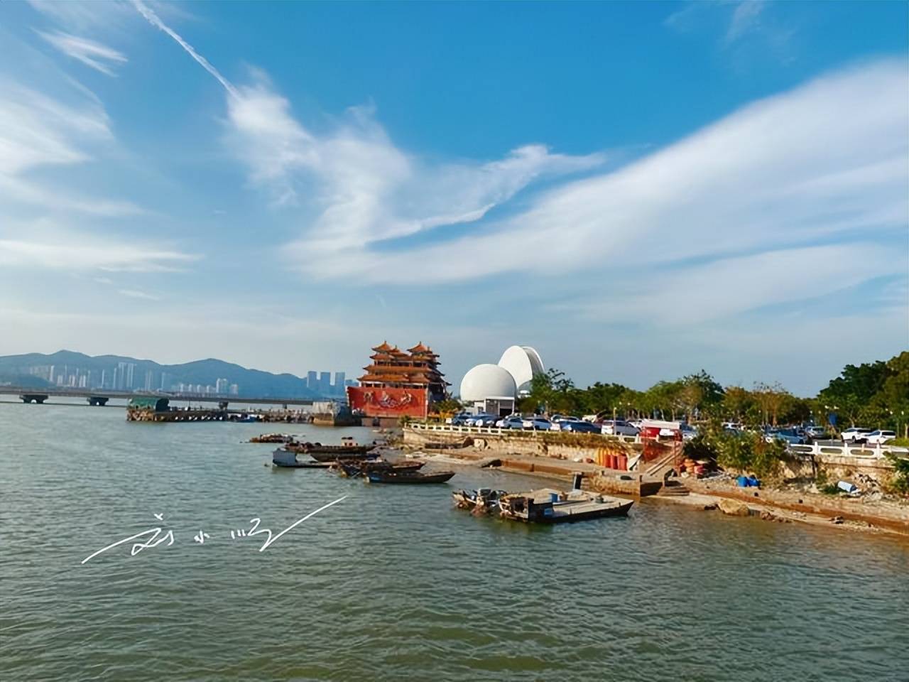 广东省的重要旅游城市，与深圳同时成为经济特区，如今发展迅猛