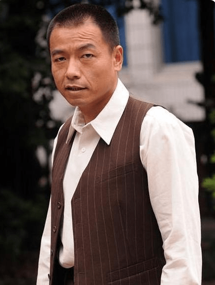 王挺儿时经历动荡替父还债从刑警转行演员拍戏险些毁容