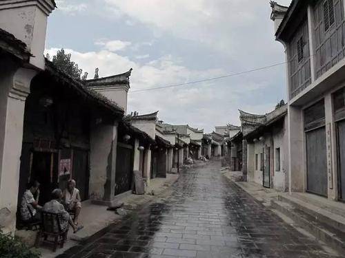 中国一奇特景点，地方小却涵盖三个省，美食众多，方言民俗皆不同
