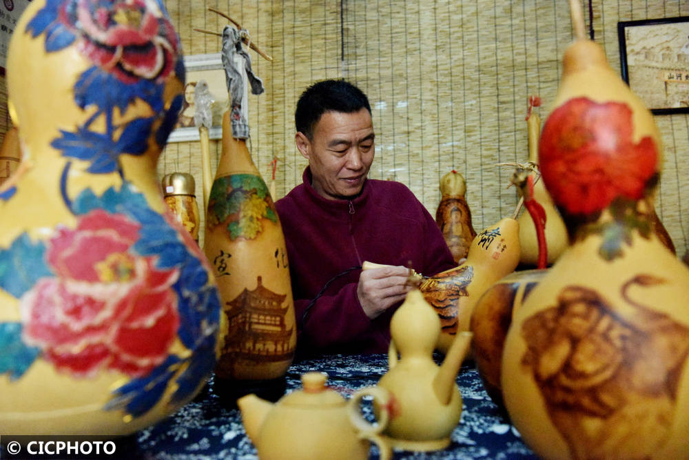 河北宣化:创新非遗烙画技艺 传承优秀传统文化_郭春雷_葫芦_创作