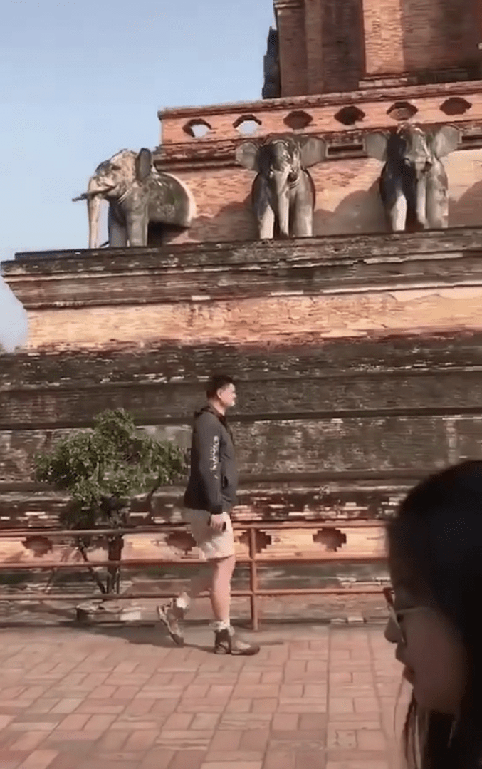 姚明现身泰国景区散步，身材高大格外醒目，吸引一众僧人驻足围观
