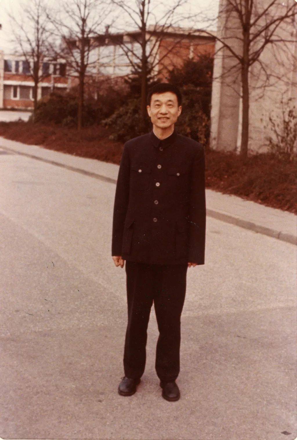 的两弹一星院士,走路到浙大上班,和学生一起排队买饭_孝威_母亲_老人