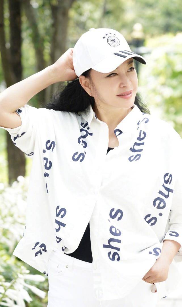 原创不服老不行65岁刘晓庆近照美颜后五官仍显老态终是美人迟暮