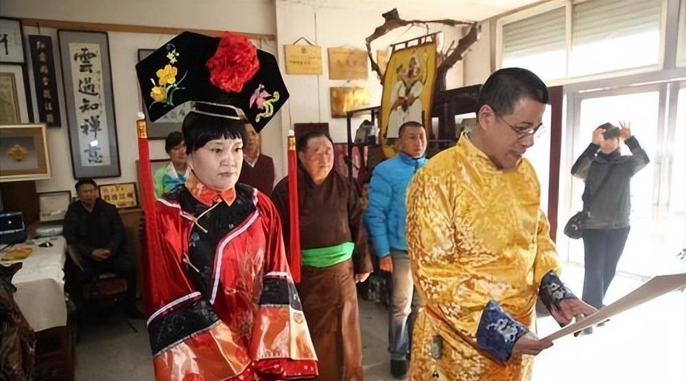 如今是一位名医,每年祭祖龙袍加身