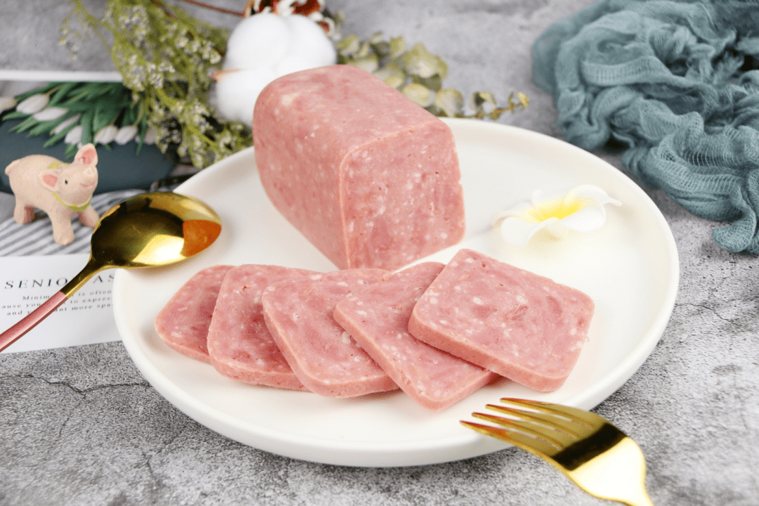 目前已推出预制菜魔法妈妈午餐肉,金忠霸道肠,三文治,肉糜产品