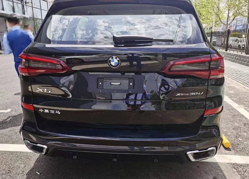 不知道最后买了国产宝马x5的朋友会不会"抠掉"华晨宝马这四个字呢?