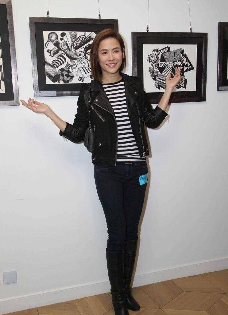 宣萱这次现身穿了一身黑,基础的黑色搭配基本上是比较百搭的,对于场合