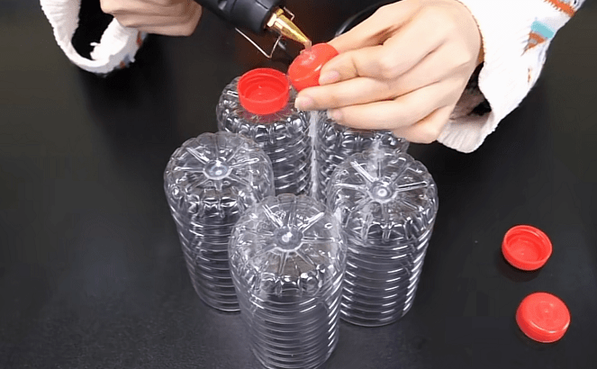 把5个塑料瓶切一刀粘在一起穿些孔放一个在厨房真的太实用