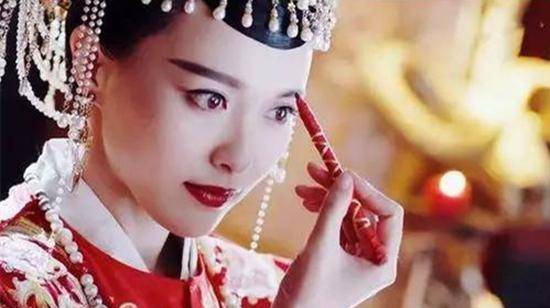 古装剧中女星描眉袁姗姗姿势夸张然而她的眉笔太抢镜