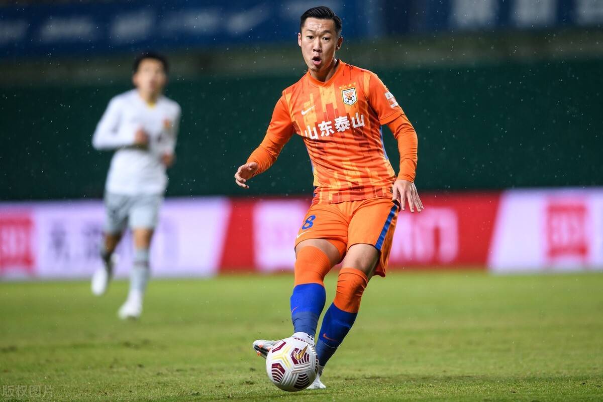 记者曝出争议猛料:山东泰山给徐新开具自由身证明,球迷纷纷吐槽_海港