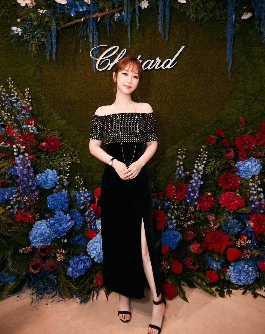 原创都是粉色露肩礼服杨紫甜美少女感小2岁林允龙须刘海显时尚范