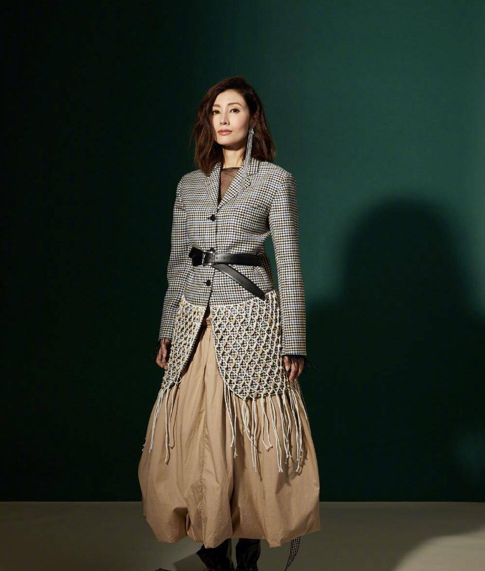 原创阔太李嘉欣大玩混搭造型穿一字肩皮衣配短裤亮相全靠气质在撑