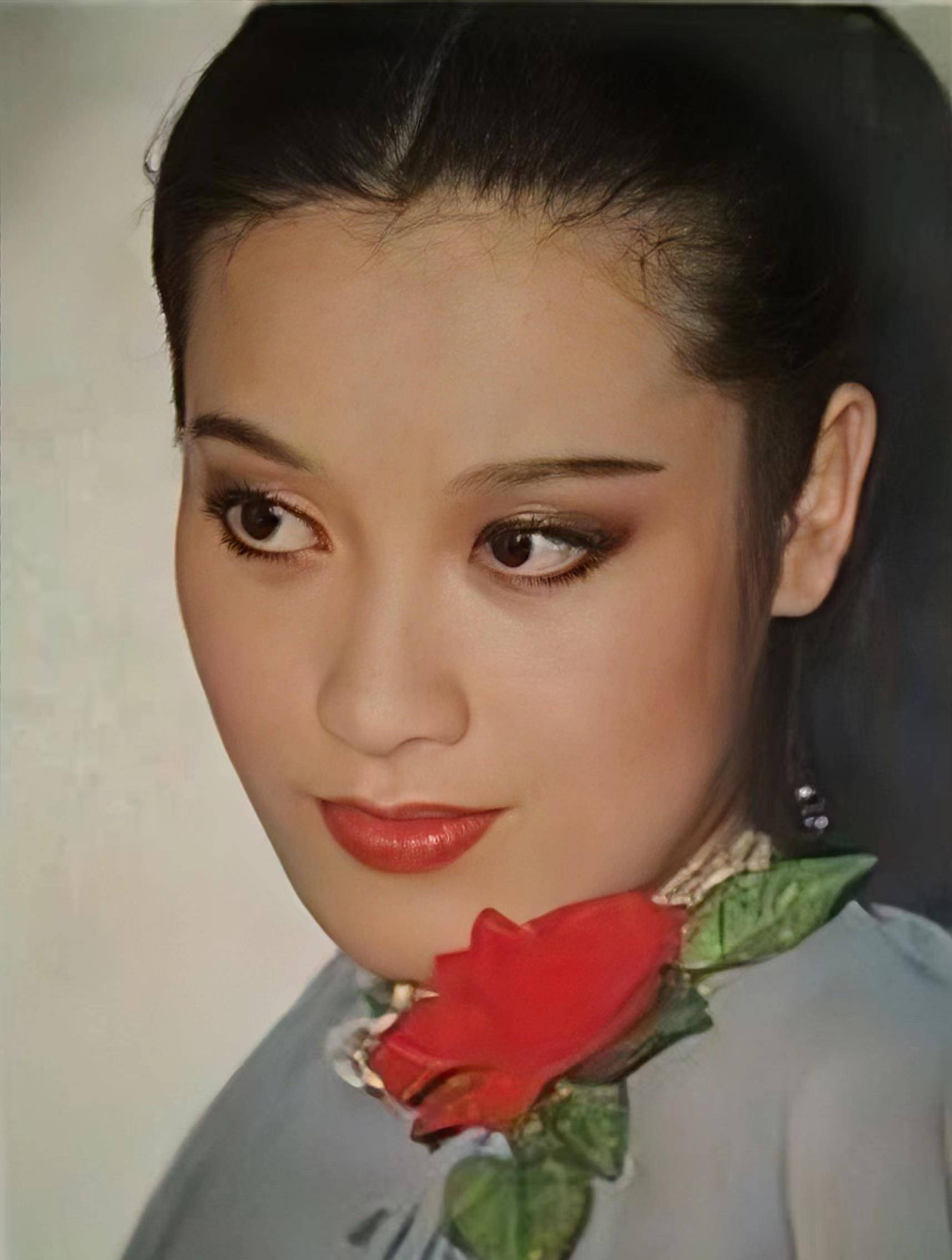 80年代红歌星索宝莉:生母养母接连离世,拒认生父,56岁客死异乡_乔羽