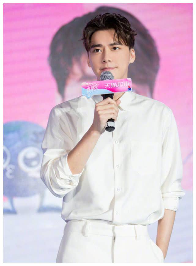 李易峰这是怎么了?脸胖得跟西瓜一样,腿却瘦成"纸片人"!