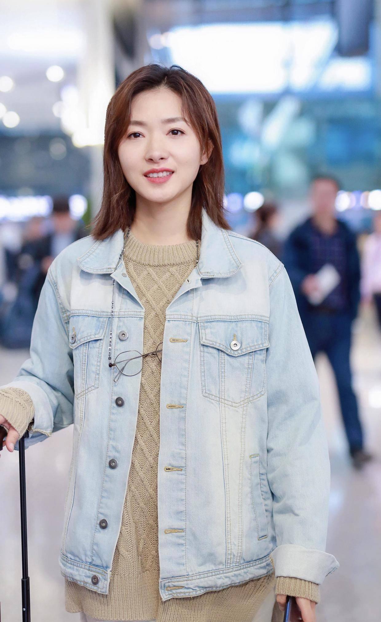 原创37岁万茜不显老摩卡波波头搭配牛仔外套走机场秒变18岁美少女