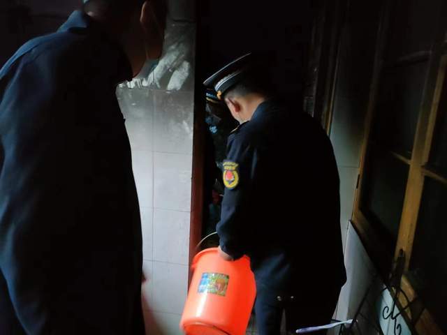 拔打报警电话后,城管队员李雄林,易军,裴斐奇赶紧上