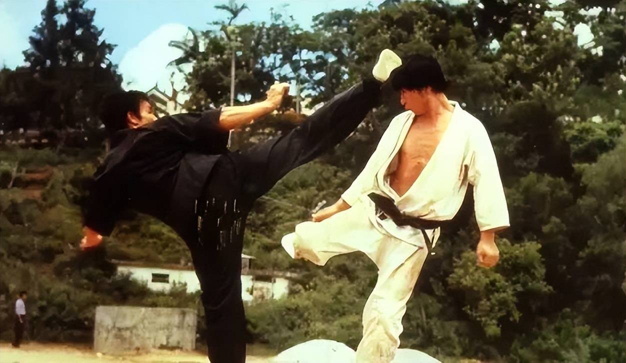 在电影中他被李小龙三拳两脚就打败了,虽然一身真功夫,没得到全方位