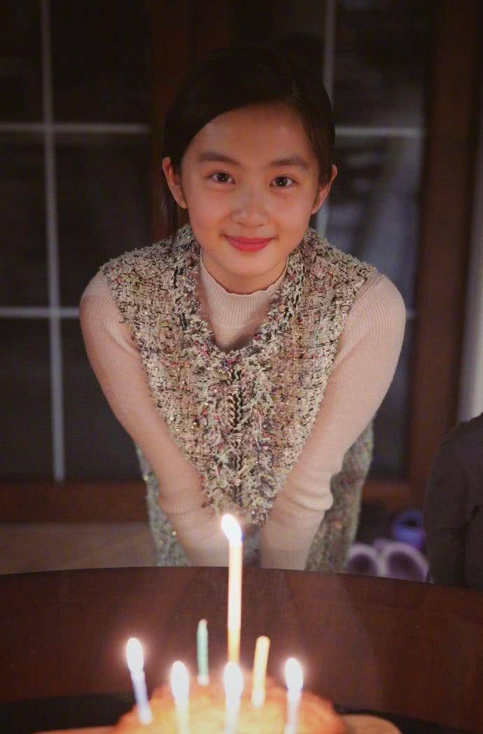 孙莉为14岁黄多多庆生摘掉耳环素颜的黄多多尽显少女纯真美