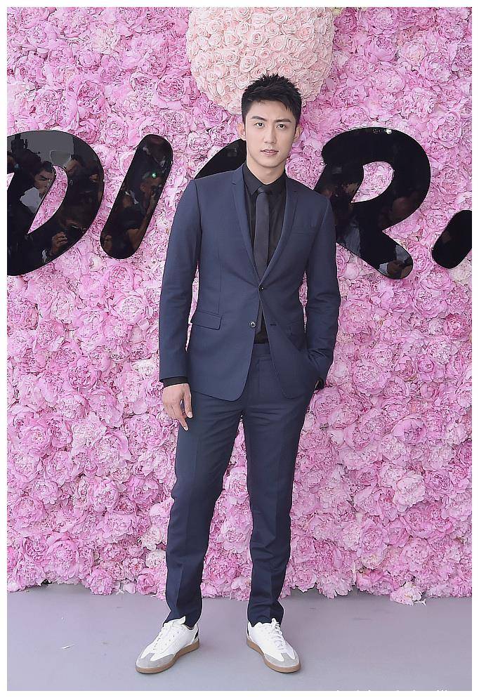 原创黄景瑜印花体恤难掩男神范西装霸气十足可盐可甜的精致boy