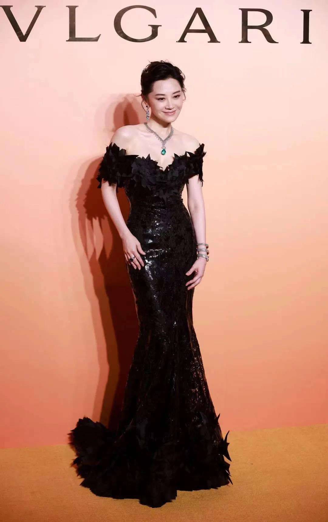 原创53岁许晴保养得真好穿蕾丝裙牵女孩拍写真两人亲吻看着像母女