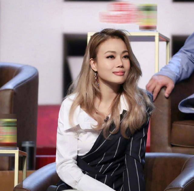 40岁容祖儿太显嫩了,穿拼接条纹西装配短裤,"漫画腿"真吸睛_时尚_设计