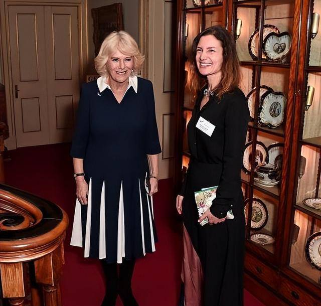 卡米拉出席濯足节,蓝白配套装搭4股珍珠项链,越来越有王后范儿_cami