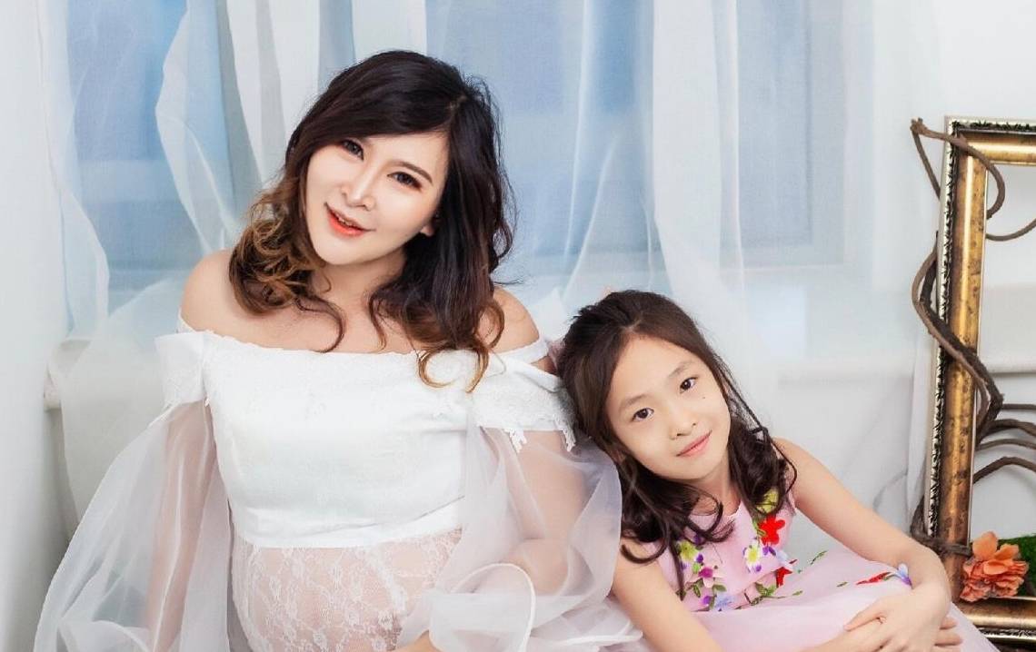原创哥哥喜欢亲近妹妹妹妹却莫名哭闹妈妈掀开妹妹衣服大声痛哭