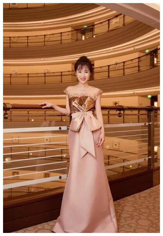 原创李念一袭粉色礼服真是美到了极致尽显大气优雅气质