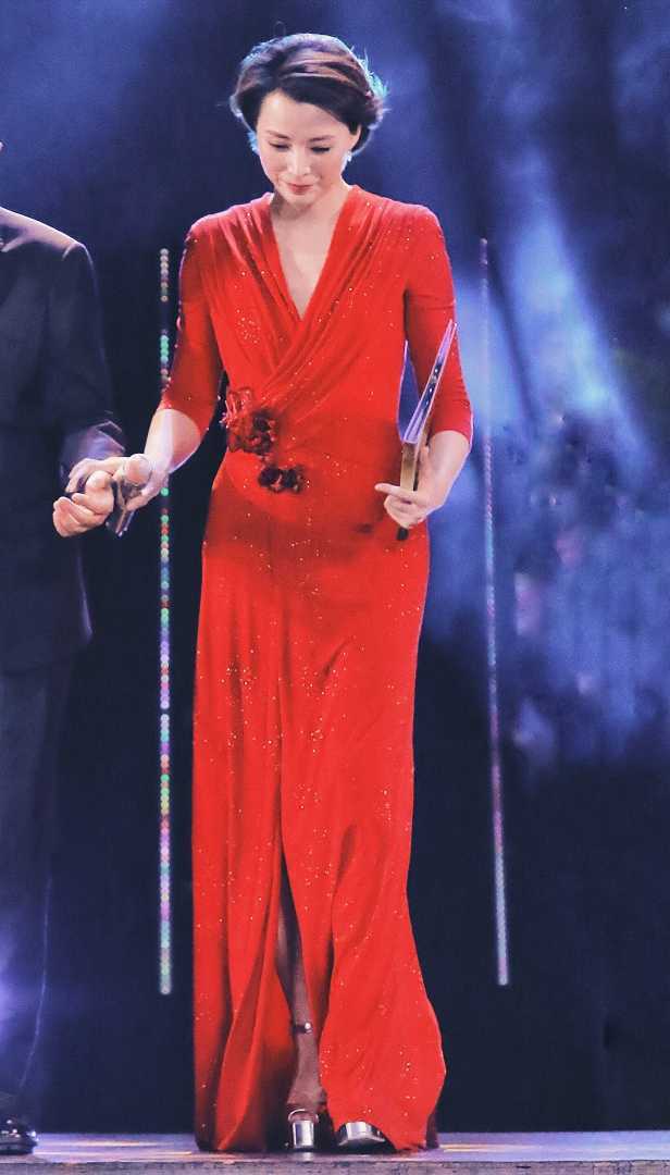 原创董卿为显腿长好拼穿红色连衣裙配波波头亮相开叉到大腿真性感