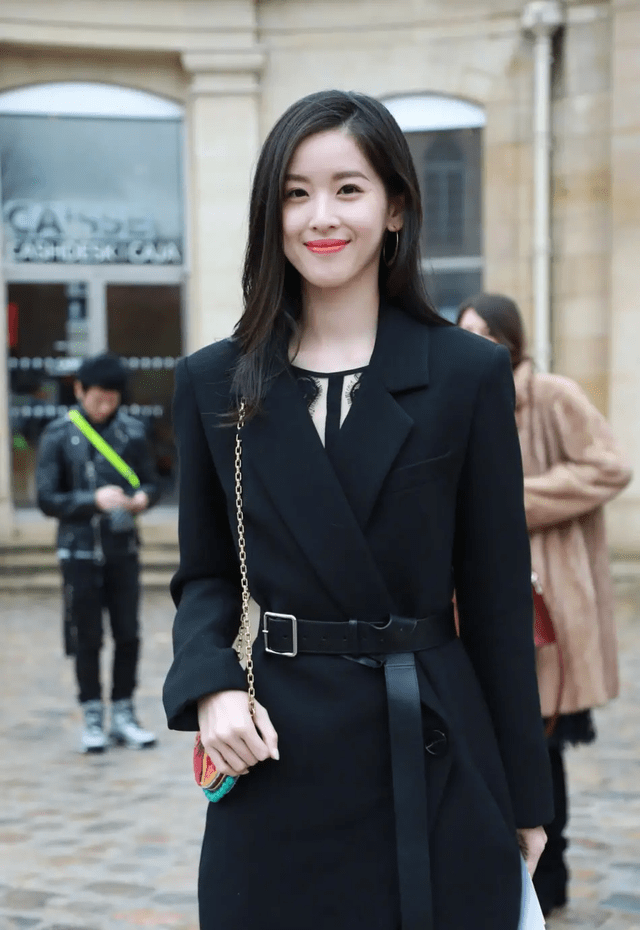 原创章泽天的贵妇气质不是吹的穿毛衣配贝雷帽显气质高级大气