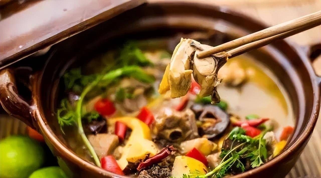 大理酸木瓜鸡哈尼蘸水鸡别具特色,是哈尼族人的待客菜品.