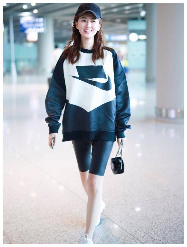 搭配黑色紧身裤,整体简约不失风格.