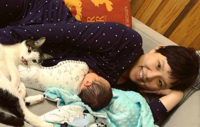 原创谢依霖产后4天出院首晒近照与二胎儿子猫咪同框比可爱