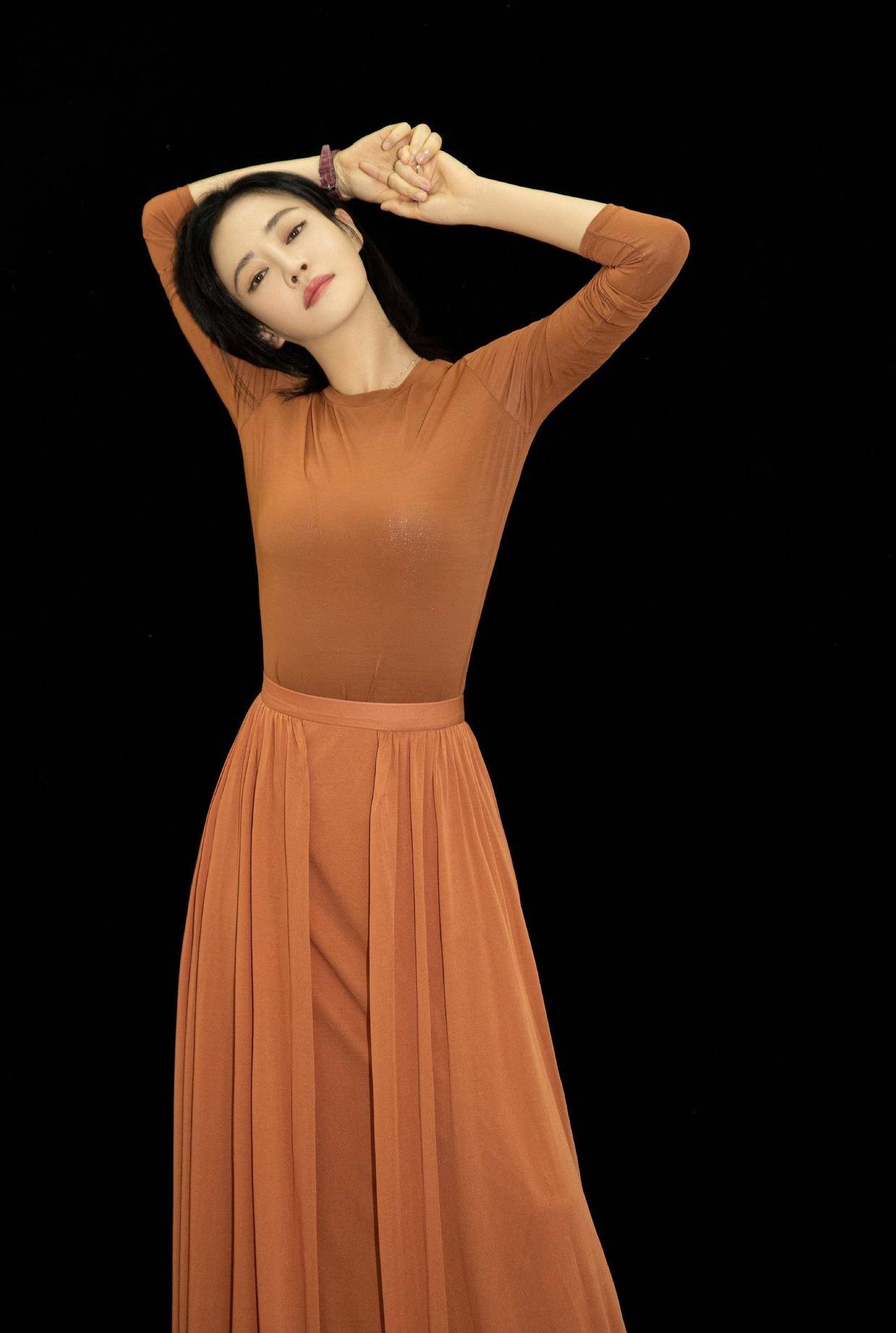 谭卓不算尤物身材但很敢穿穿半透视鱼尾连衣裙气质像埃及艳后