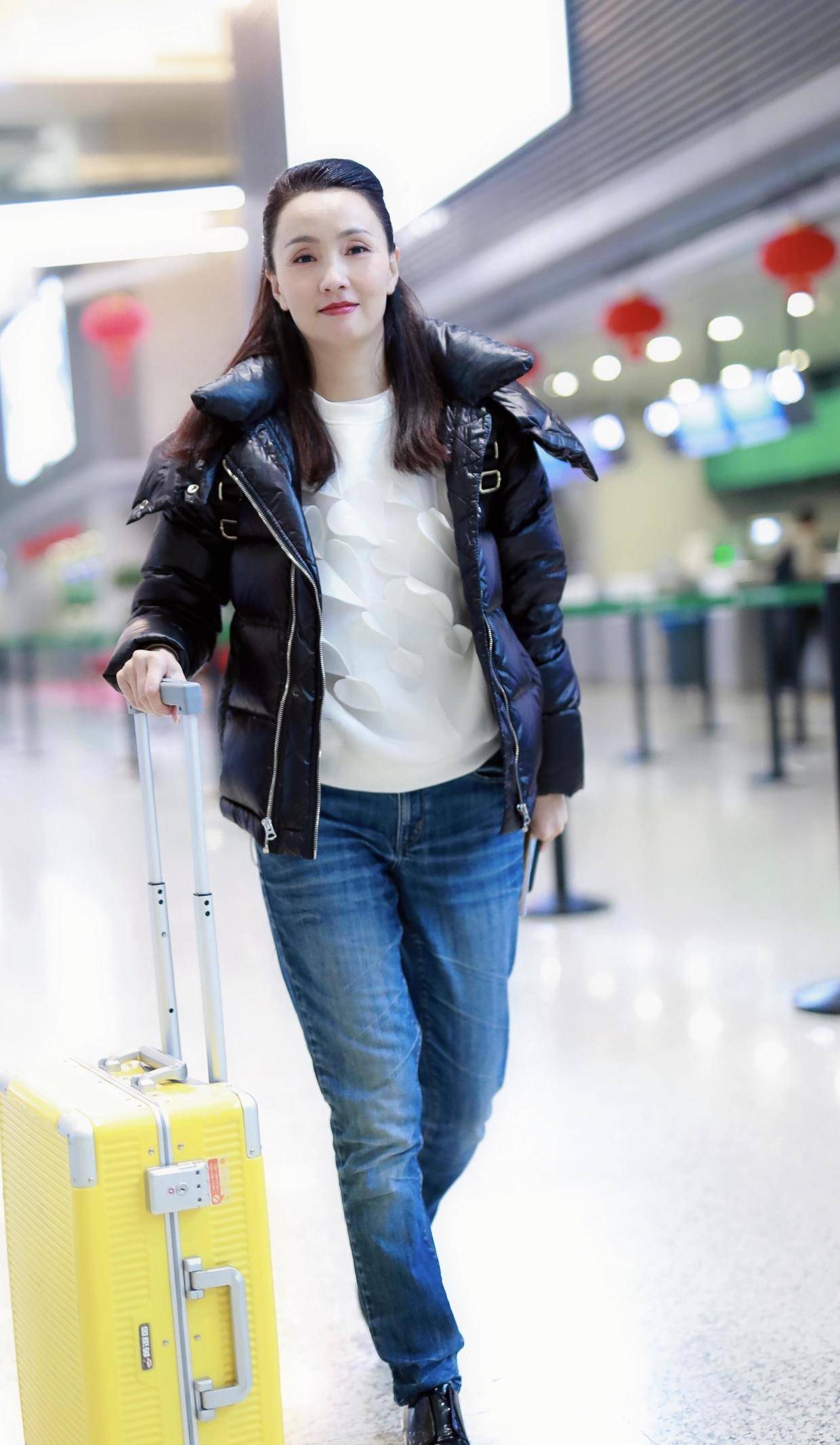 原创陶虹好气质任性穿随便穿黑色羽绒服配牛仔裤走机场就美成这样