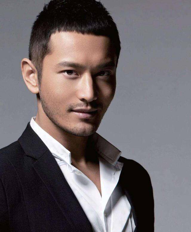 黄晓明素颜照发际线堪忧,不停被劝酒仍强打精神_明星_网友_一个人