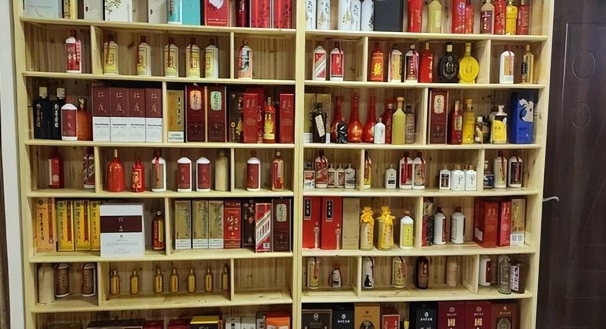 中年人朋友圈晒白酒柜一个比一个生硬网友笑出鹅叫