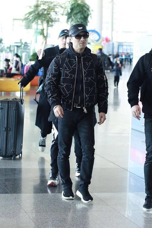 汪峰穿衣挺随性的棒球服夹克配运动裤身材保持得挺不错