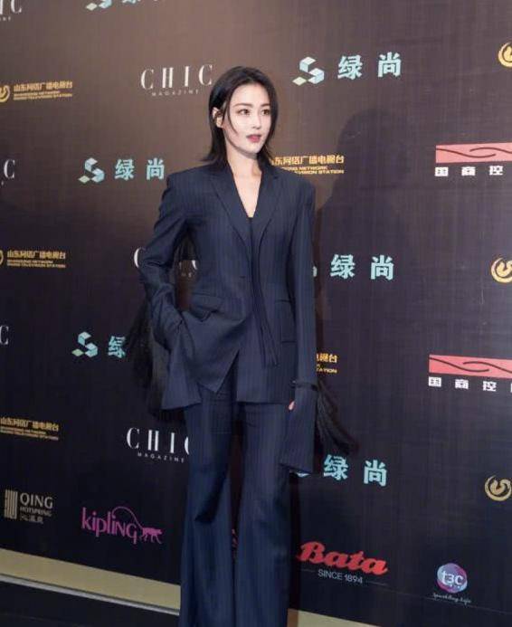 张馨予这气场都快赶上超模了大背头裸装满满的高级感真飒