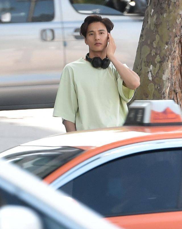 知名演员元彬近照曝光,43岁帅气依旧像少年,气质儒雅长腿吸睛_观众