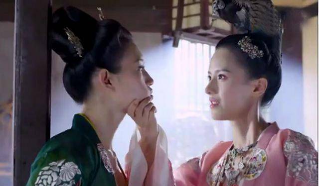 但偏偏这李四儿就不是省油的灯,仗着隆科多的宠爱,压根不把正妻放在