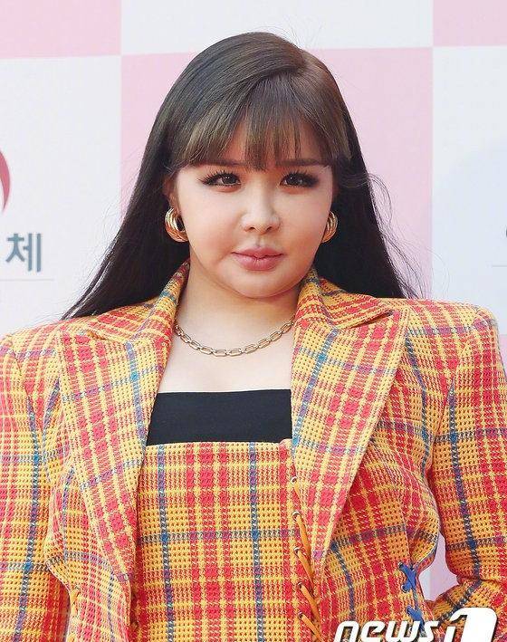 原创朴春亮相大钟奖电影红毯近照脸部显僵硬天使般面容引人怀念