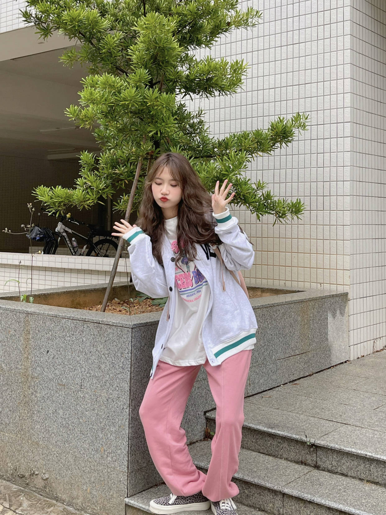 女生拍照站姿姿势,简单好拍又易学,拍照可爱又搞怪_镜头_全身_自然