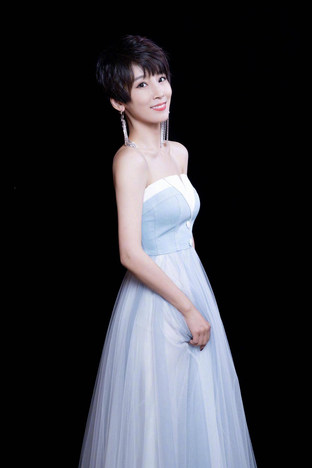 原创谢楠真是短发女神穿抹胸连衣裙凹造型不丰满但也可以性感