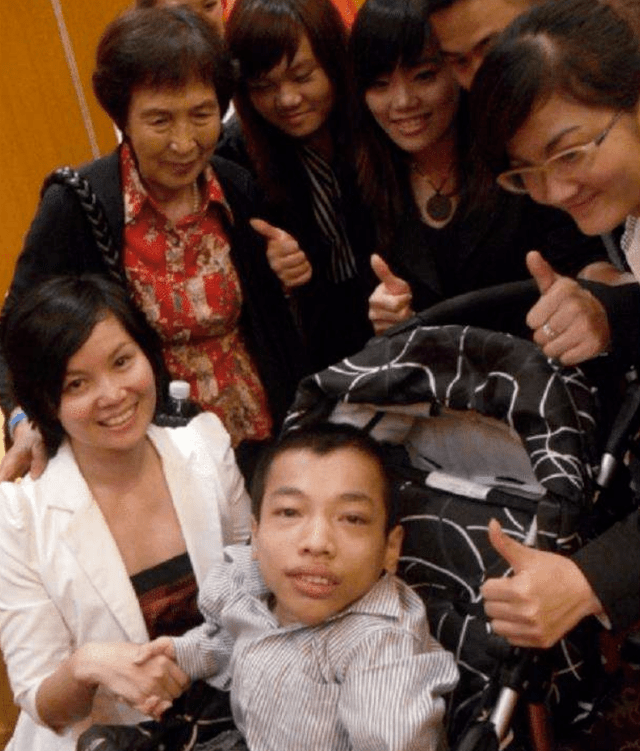 "轮椅总裁"发家史:身家3亿,娶美女秘书为妻,评论区却酸了