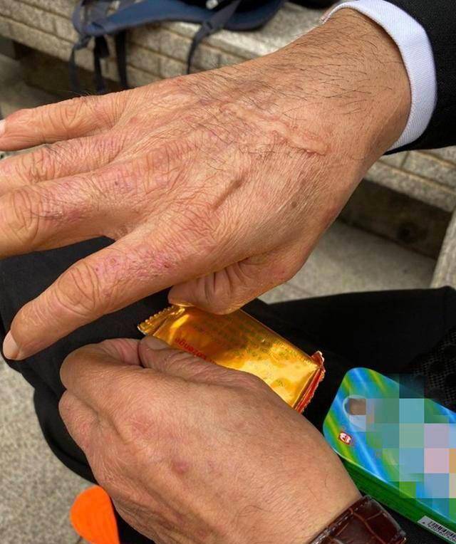 66岁影帝开工心情好片场与拍档热聊那双满是疮疤的手惹人心疼