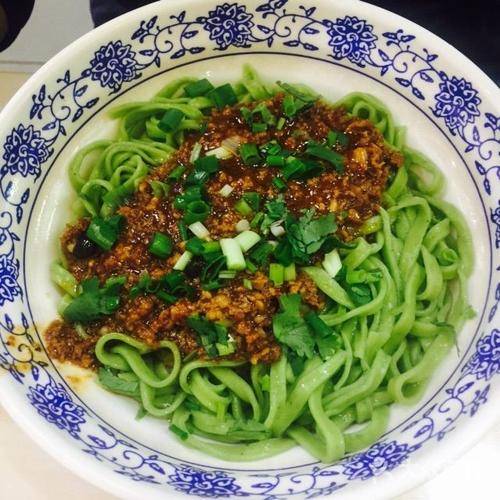 菠菜营养丰富,平时我们都是凉拌着吃,有的人下面条,_面团_砧板_食用