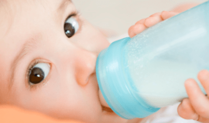 婴儿光吸奶瓶奶不减少怎么办|宝宝吸奶吱吱响怎么回事